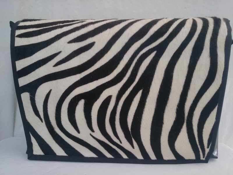 Handtasche/Laptoptasche/Wickeltasche Stierfell "Zebra" ab