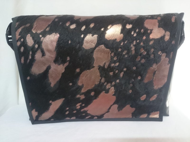 Handtasche/Laptoptasche/Wickeltasche Stierfell schwarz / Muster in kupfer ab