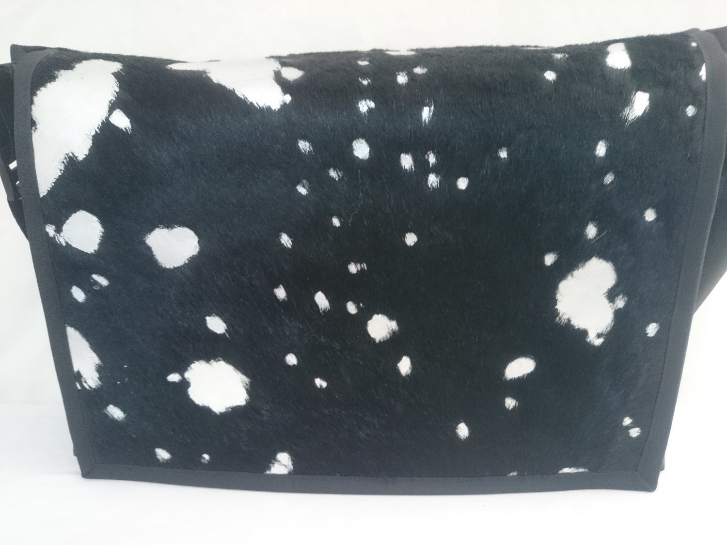 Handtasche/Laptoptasche/Wickeltasche Stierfell schwarz / Muster in silber ab
