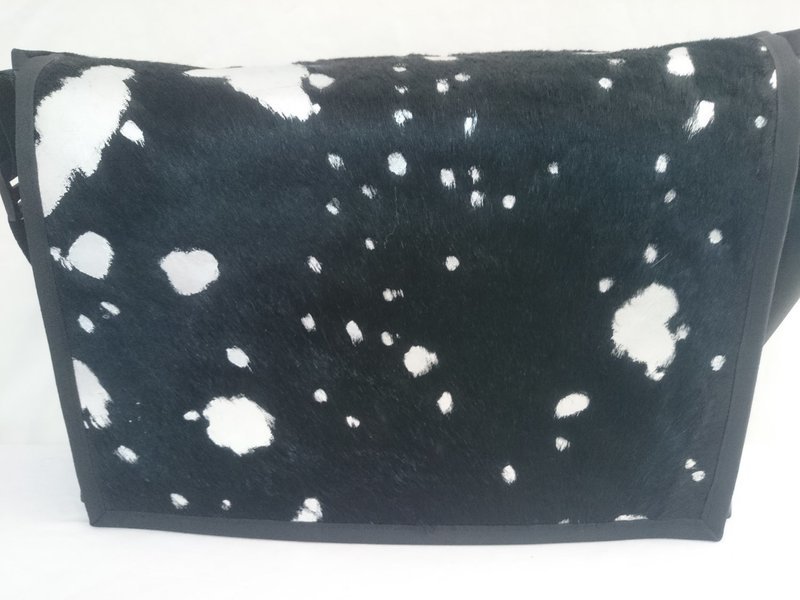 Handtasche/Laptoptasche/Wickeltasche Stierfell schwarz / Muster in silber ab