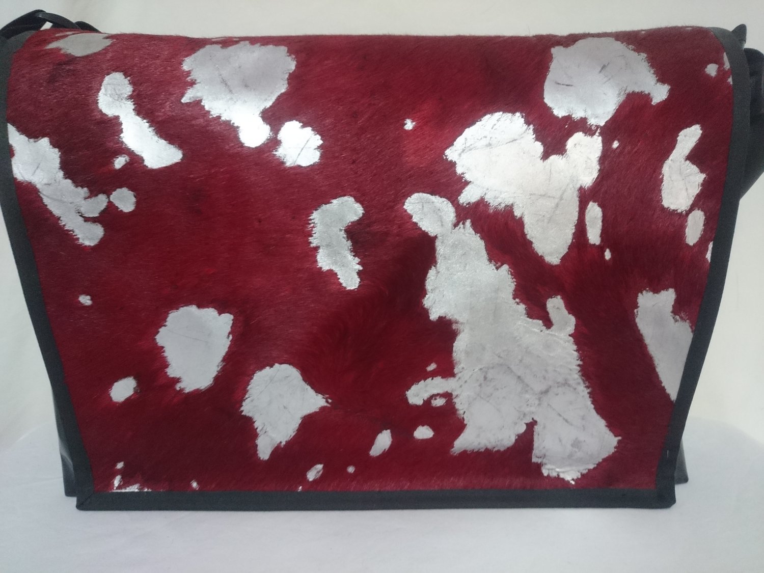 Handtasche/Laptoptasche/Wickeltasche Stierfell rot / Muster in silber ab