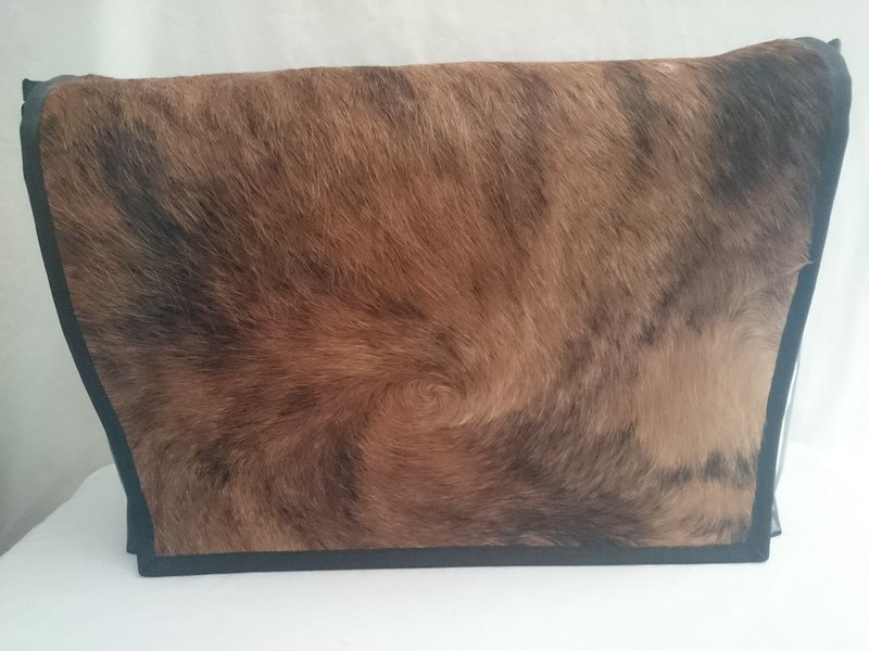 Laptoptasche/Wickeltasche Stierfell in Brauntönen ab