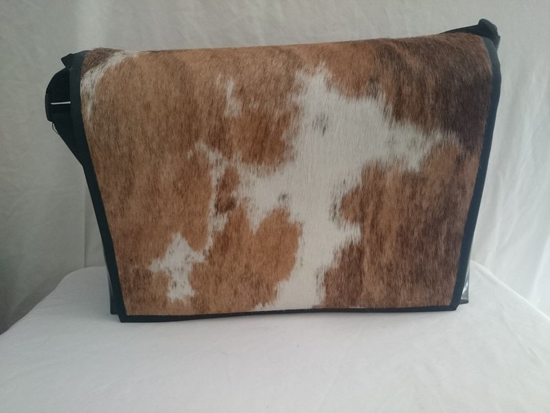 Laptoptasche/Wickeltasche Stierfell in braun/weiss ab