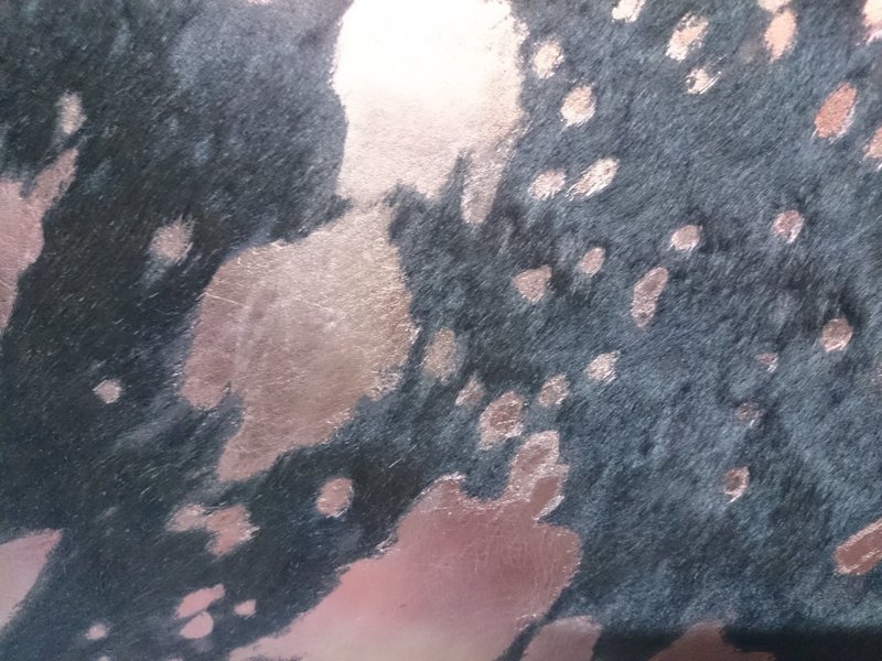 Handtasche mit Stierfell schwarz mit Muster in kupfer und Dekor - Reissverschluss ab