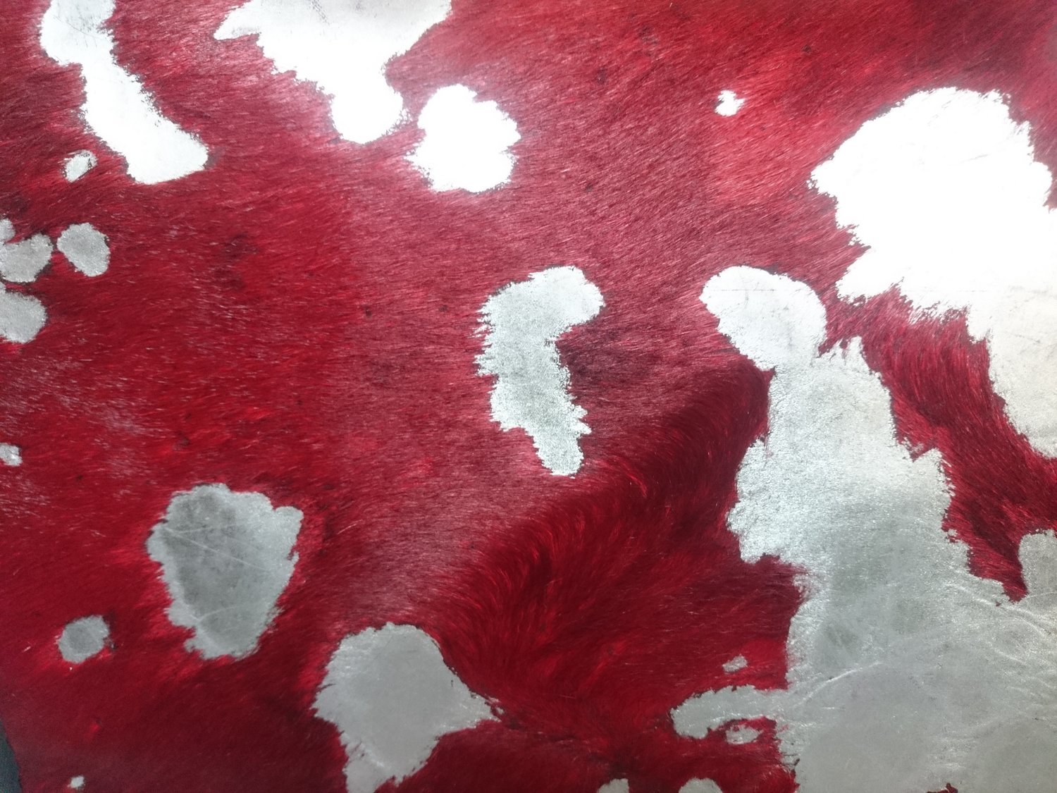 Handtasche mit Stierfell rot mit Muster in silber und Dekor - Reissverschluss ab