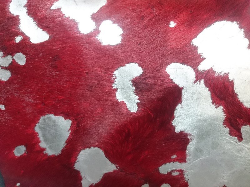 Handtasche mit Stierfell rot mit Muster in silber und Dekor - Reissverschluss ab