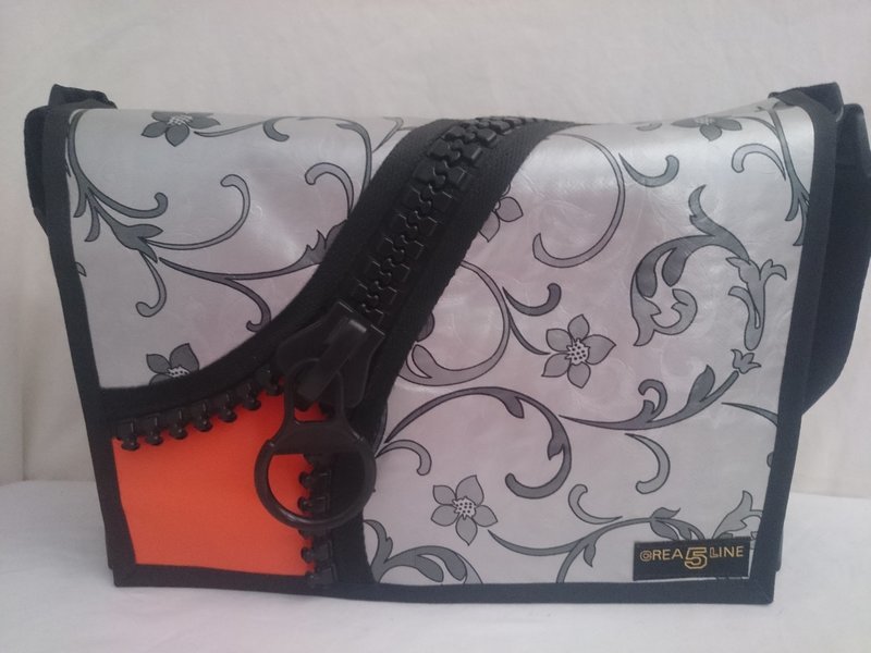 Handtasche mit Dekor - Reissverschluss Blumen silber/grau mit Einsatz orange ab