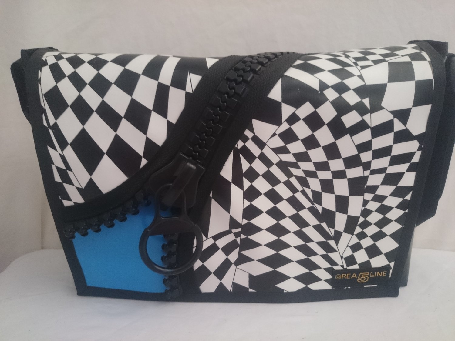 Handtasche mit Dekor - Reissverschluss "Race" mit Einsatz hellblau