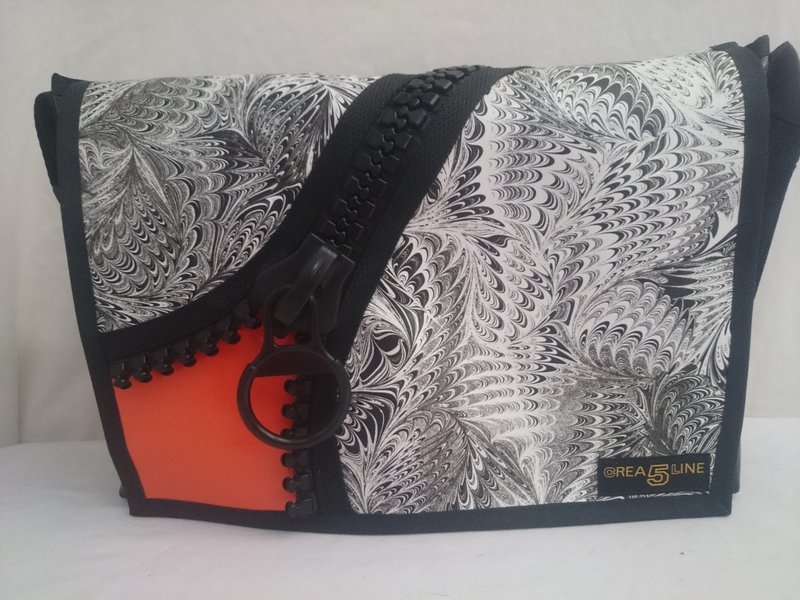 Handtasche mit Dekor - Reissverschluss Blumen marmoriert mit Einsatz orange ab