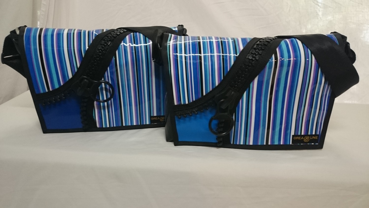 Handtasche mit Dekor - Reissverschluss Blaue Streifen ab