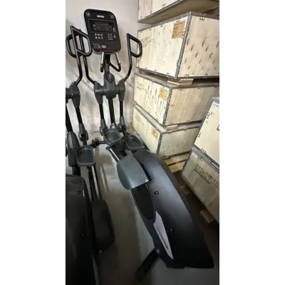 ENTRENADOR ELÍPTICO COMERCIAL STAR TRAC 8-RDE CON TRACCIÓN TRASERA (REACONDICIONADO)