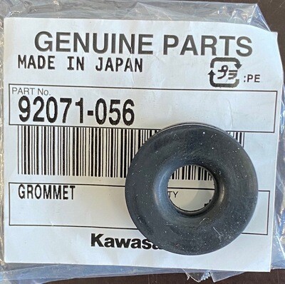 Genuine Kawasaki Z KZ Z1 900 1000 sidecover side cover panel rubber grommet x 1 92071-056