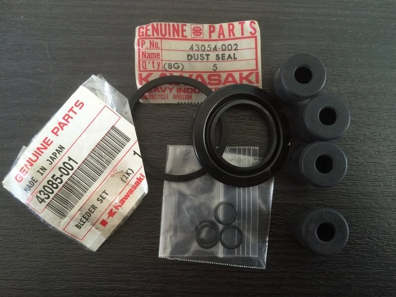 Kawasaki Z1 900 geniune caliper seal kit 43054-002 43049-1098 Kawasaki Z1 900 geniune caliper seal kit 43054-002 43049-1098
