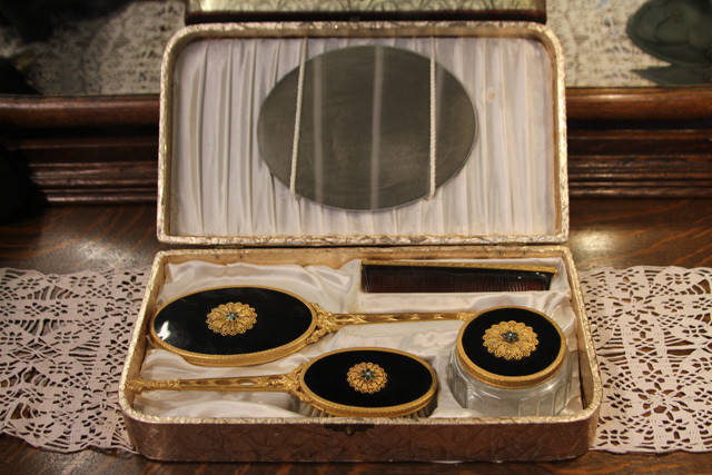 BEAUTIFUL DRESSER SET