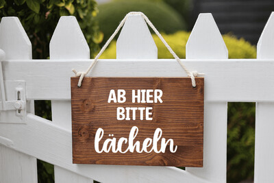 Holzschild Ab hier bitte lächeln Holzschild Ab hier bitte lächeln