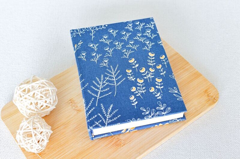 Handgenähtes Notizbuch A6 Handgenähtes Notizbuch A6 "Marine mit gelben Blüten"