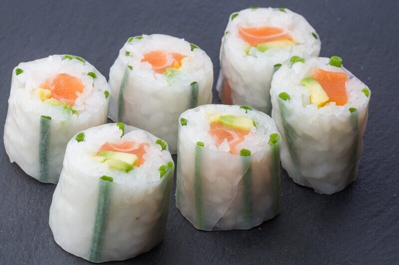 Roll sans algue ciboulette saumon avocat
