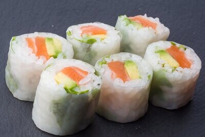 Roll sans algue roquette saumon avocat