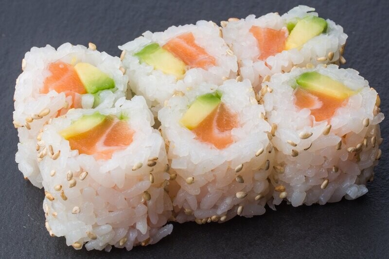 Roll sans algue saumon avocat