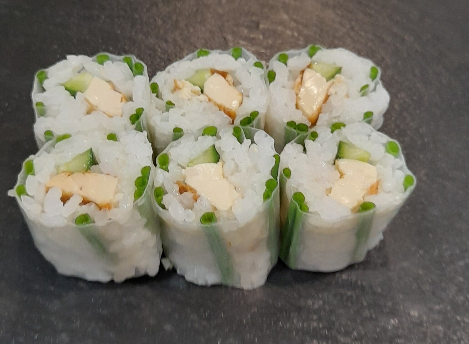 Roll ciboulette concombre et tofu grillé