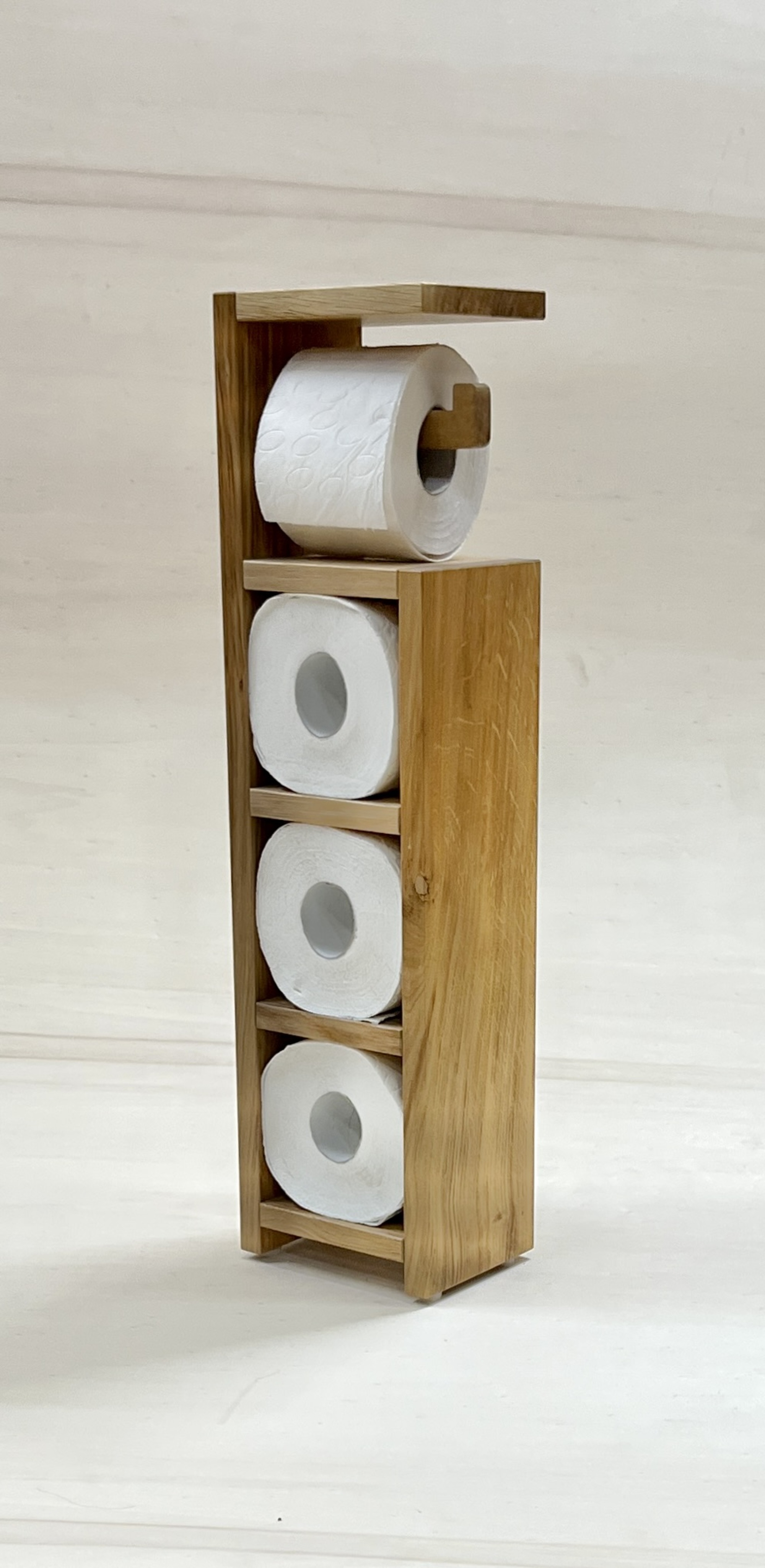 Leseno stojalo za WC papir