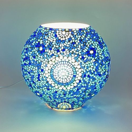 Lampada da tavolo in vetro mosaicata blue moon h. 32 cm. Lampada da tavolo in vetro mosaicata blue moon h. 32 cm.