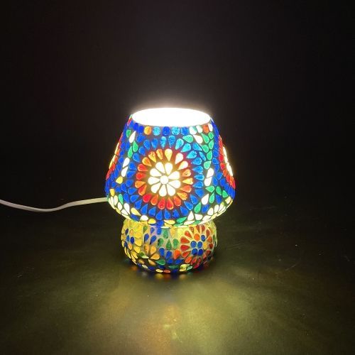 Lampada da tavolo in vetro mosaicata color universe h. 17 cm. Lampada da tavolo in vetro mosaicata color universe h. 17 cm.