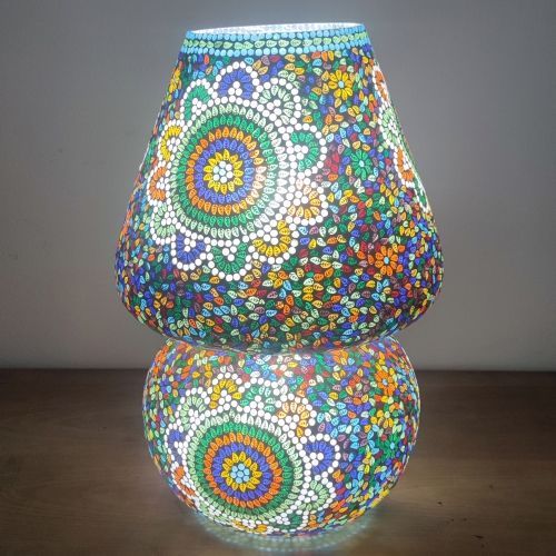 Lampada da tavolo in vetro mosaicata colored mandala xl h. 64 cm. Lampada da tavolo in vetro mosaicata colored mandala xl h. 64 cm.