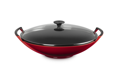 Wok in ghisa vetrificata con coperchio vetro cm. 36 rosso ciliegia Wok in ghisa vetrificata con coperchio vetro cm. 36 rosso ciliegia