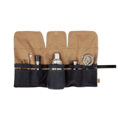 Set cocktail professionale 9 pz in acciaio inox, in astuccio in tela con cintura in ecopelle Set cocktail professionale 9 pz in acciaio inox, in astuccio in tela con cintura in ecopelle