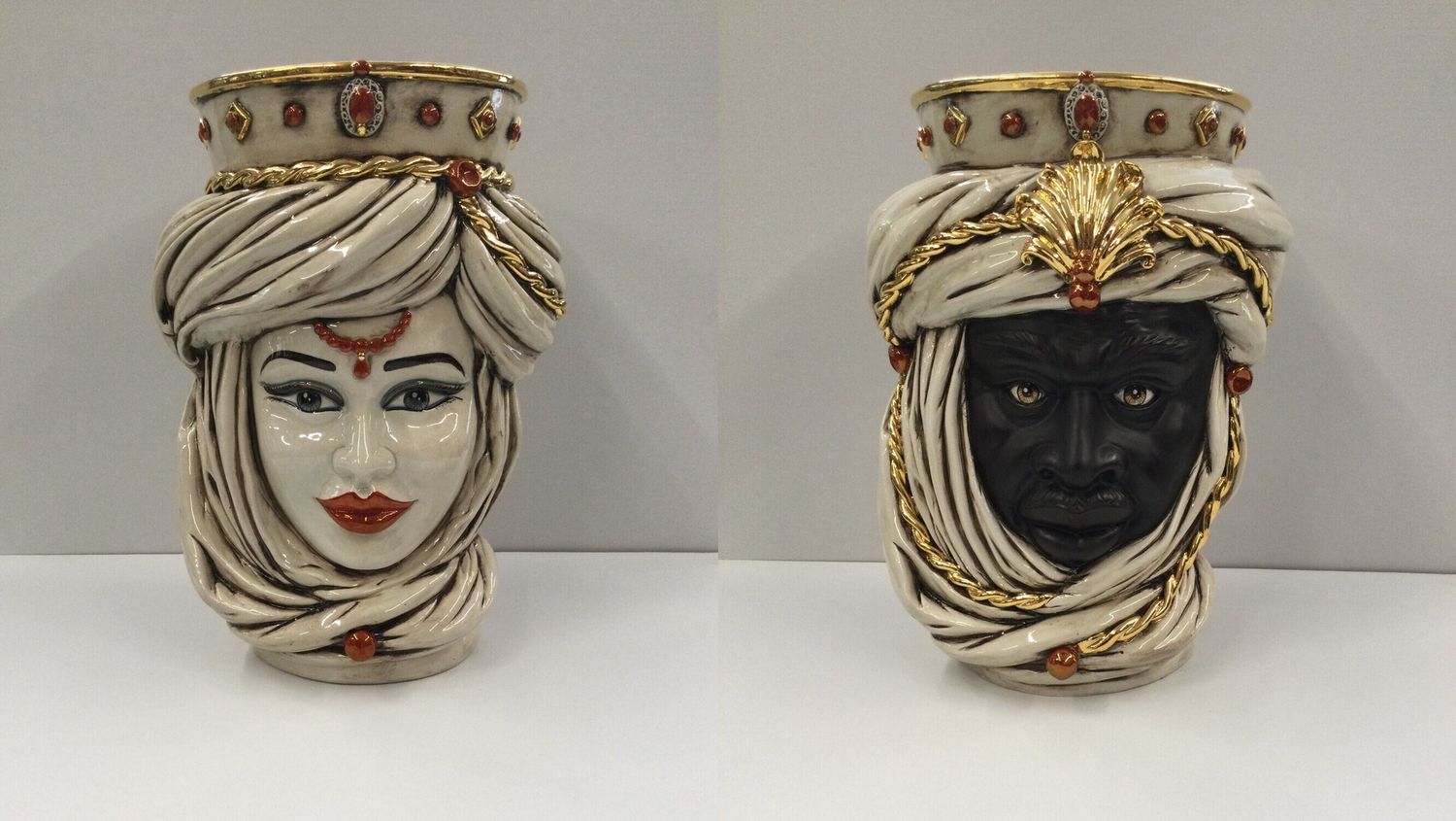 Coppia Teste di Moro tuareg corona liscia madreperla antichizzato oro e lustri h.cm. 40 Ceramica Sofia Coppia Teste di Moro tuareg corona liscia madreperla antichizzato oro e lustri h.cm. 40 Ceramica Sofia