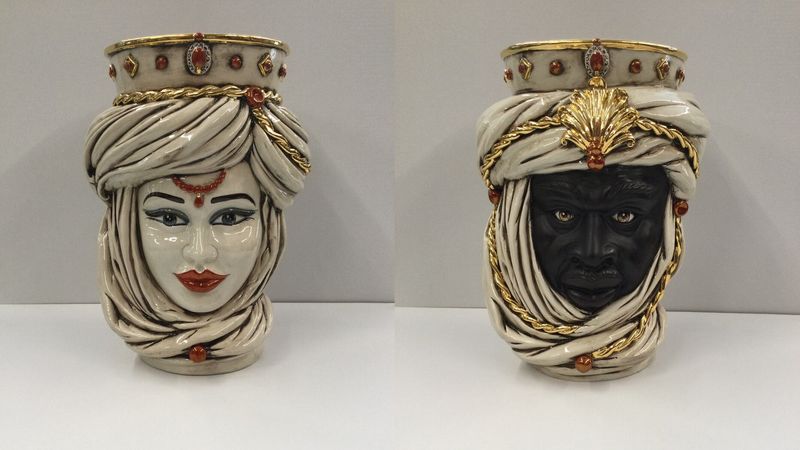Coppia Teste di Moro tuareg corona liscia madreperla antichizzato oro e lustri h.cm. 40 Ceramica Sofia Coppia Teste di Moro tuareg corona liscia madreperla antichizzato oro e lustri h.cm. 40 Ceramica Sofia