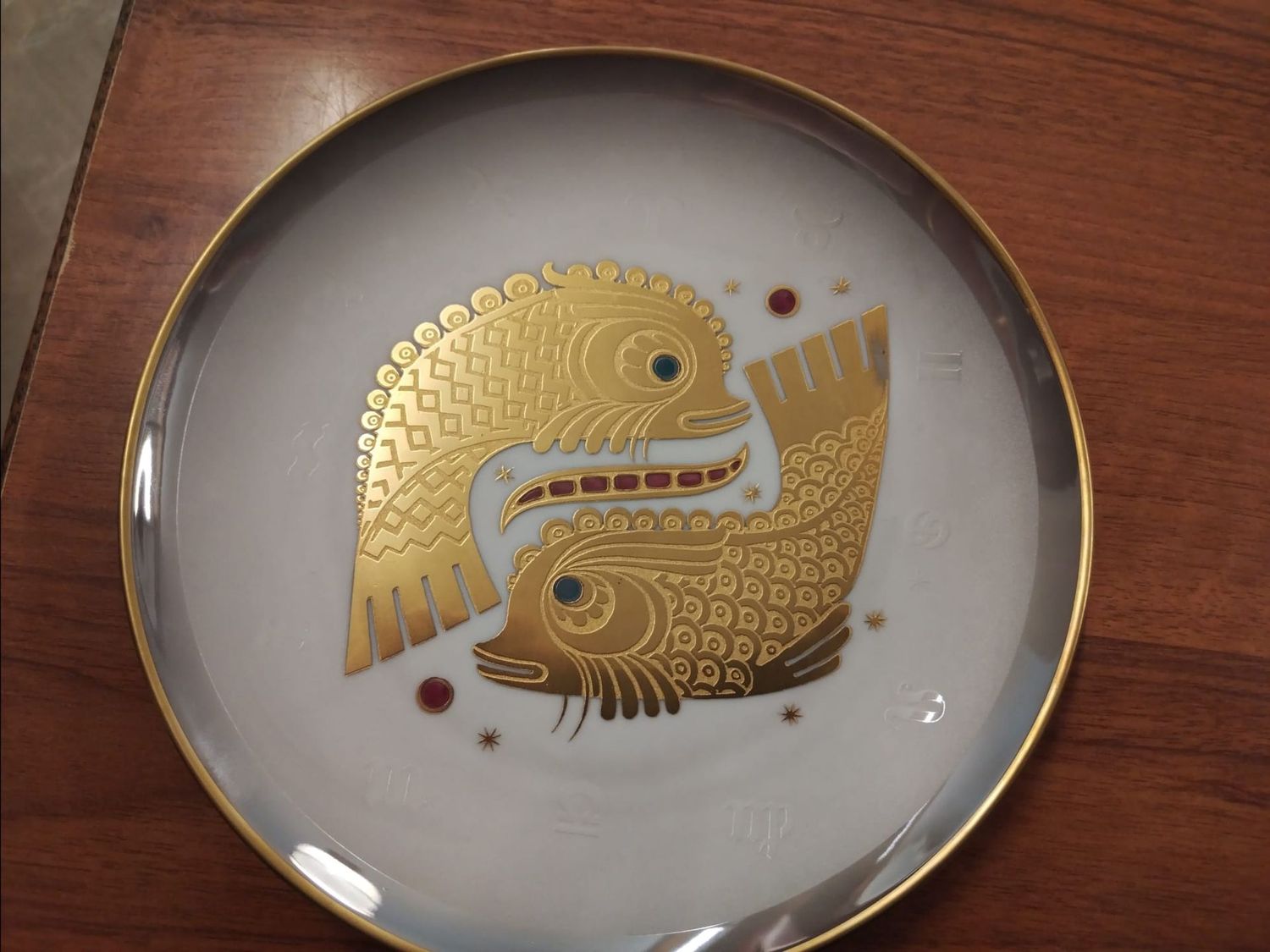 Piatto gioiello segno zodiacale Pesci oro 24 Kt.. Piatto gioiello segno zodiacale Pesci oro 24 Kt..