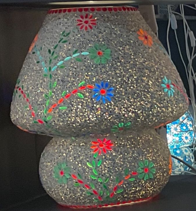 Lampada da tavolo in vetro mosaicata Floral gray h. 32 cm. Lampada da tavolo in vetro mosaicata Floral gray h. 32 cm.