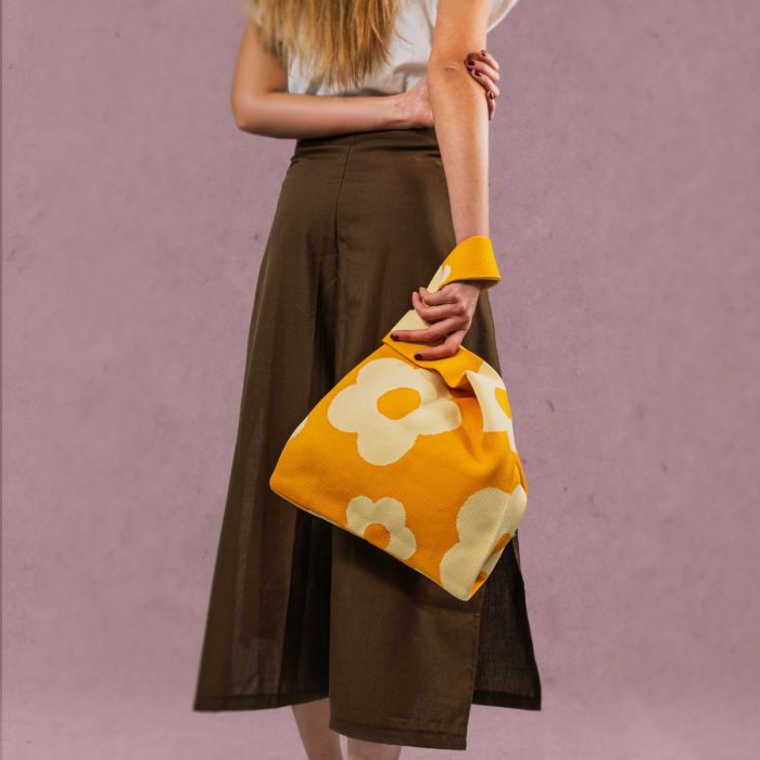 Borsa a nodo lavorata a maglia. Fantasia fiori