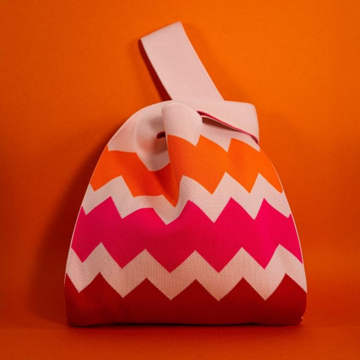 Borsa a nodo lavorata a maglia. Fantasia zig zag