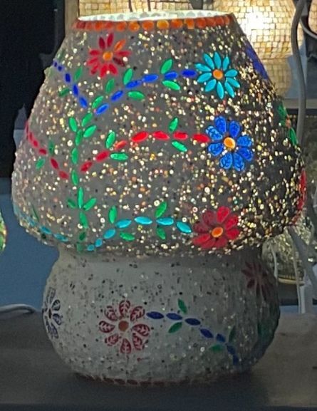 Lampada da tavolo in vetro mosaicata Floral Gray h. 23 cm. Lampada da tavolo in vetro mosaicata Floral Gray h. 23 cm.