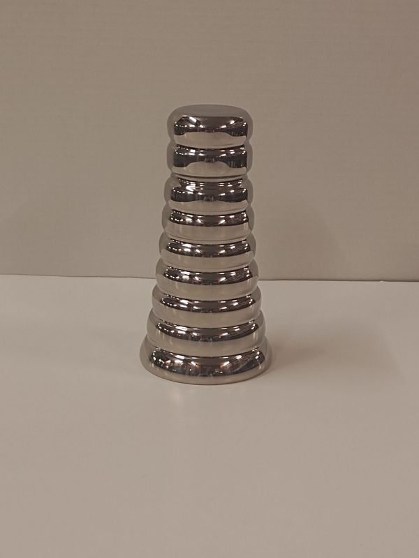 Shaker in acciaio ondulato h. 18 cm. Shaker in acciaio ondulato h. 18 cm.