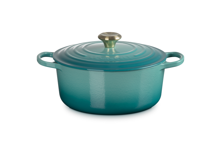 Cocotte rotonda Evolution in ghisa vetrificata cm. 26 blu riviera con pomolo oro Cocotte rotonda Evolution in ghisa vetrificata cm. 26 blu riviera con pomolo oro