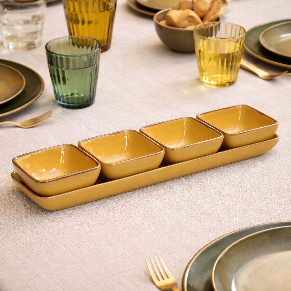 Set Vassoio rettangolare con 4 ciotoline quadrate Concerto – Ocra Set Vassoio rettangolare con 4 ciotoline quadrate Concerto – Ocra