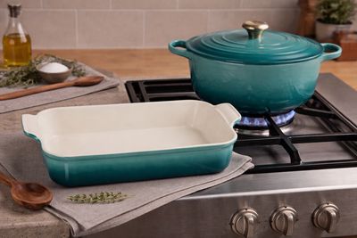 Set Cocotte rotonda Evolution in ghisa vetrificata cm. 26 Blu Riviera e Pirofila 32x25 rettangolare Tradition Blu Riviera  - Le Creuset