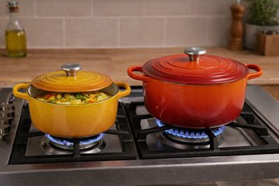 Set 2 Cocotte rotonde Evolution in ghisa vetrificata cm. 24 Giallo Nectar e cm. 26 Arancio  - Le Creuset