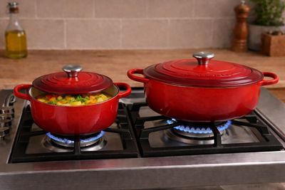 Set 2 Cocotte ovale cm. 31 e Cocotte rotonda cm.24 Rosso Ciliegia Evolution in ghisa vetrificata - Le Creuset