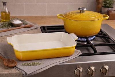 Set Cocotte rotonda Evolution in ghisa vetrificata cm. 24 Blu e Pirofila 32x25 rettangolare Tradition Giallo Nectar - Le Creuset