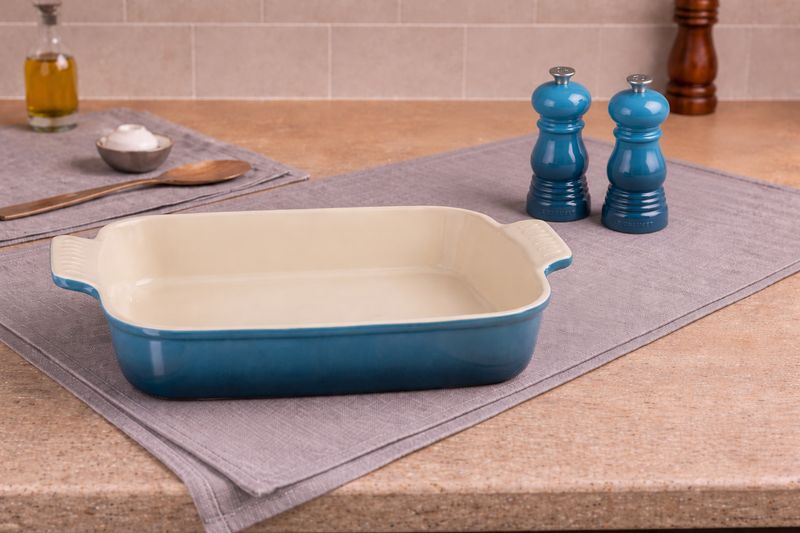 Set Pirofila rettangolare 32x25 e Set 2 mini macina sale e pepe cm. 12 - Le Creuset Set Pirofila rettangolare 32x25 e Set 2 mini macina sale e pepe cm. 12 - Le Creuset