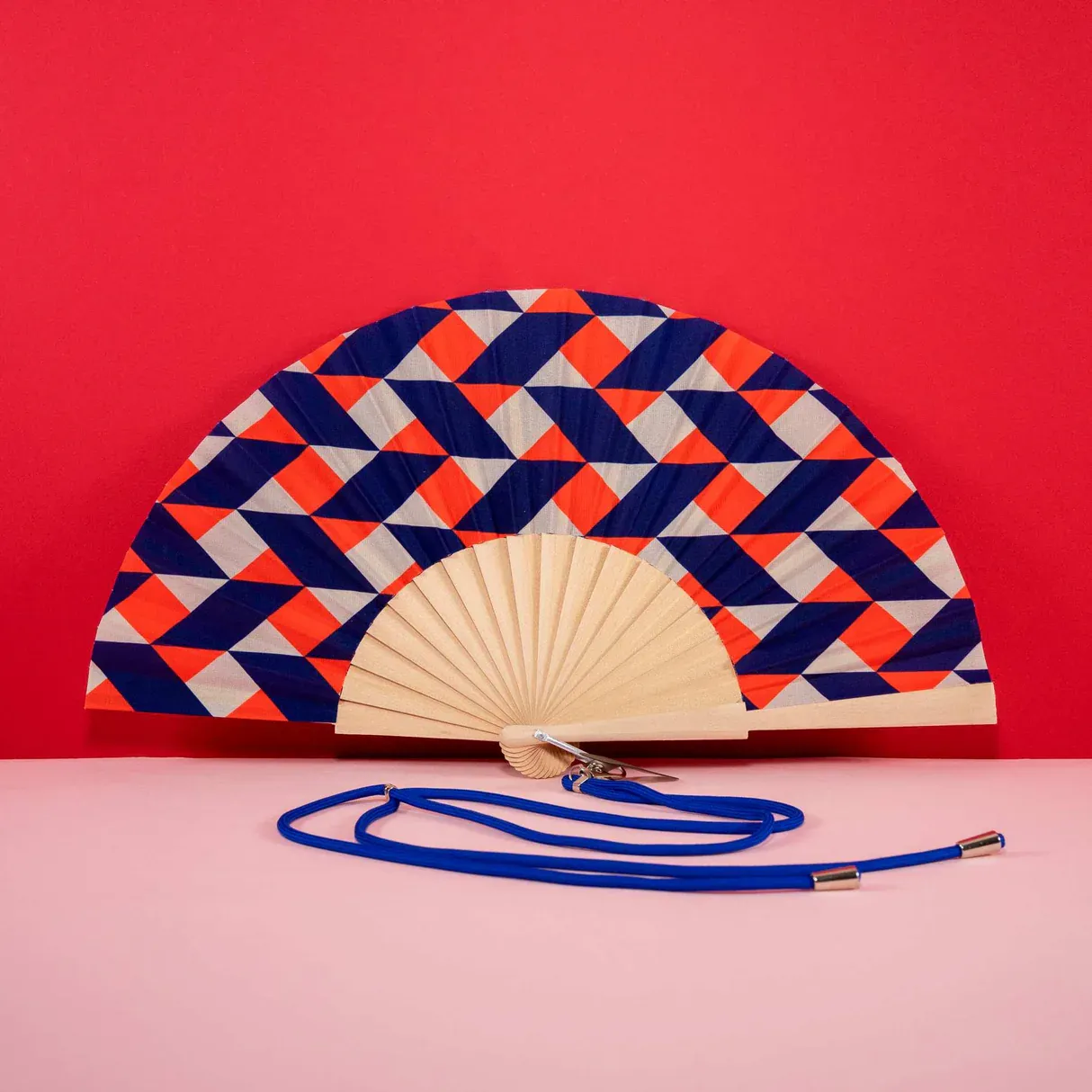Ventaglio in legno e tessuto. Fantasia geometrica