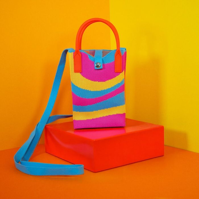 Portacellulare lavorato a maglia fantasia onde colorate