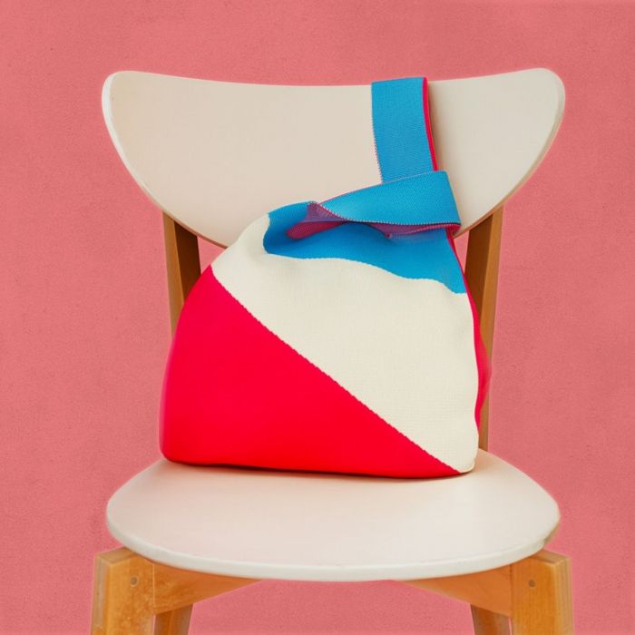 Borsa a nodo lavorata a maglia. Fantasia fasce colorate