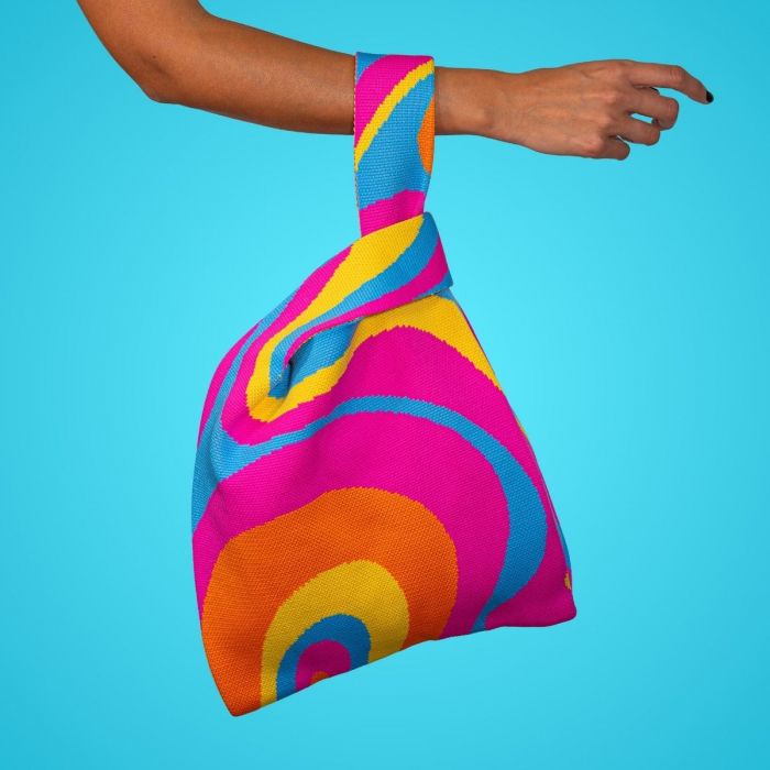 Borsa a nodo lavorata a maglia. Fantasia onde colorate