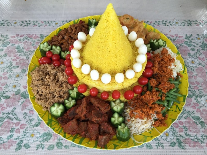 Nasi Tumpeng (Indonesian Yellow Rice) 5 Dishes